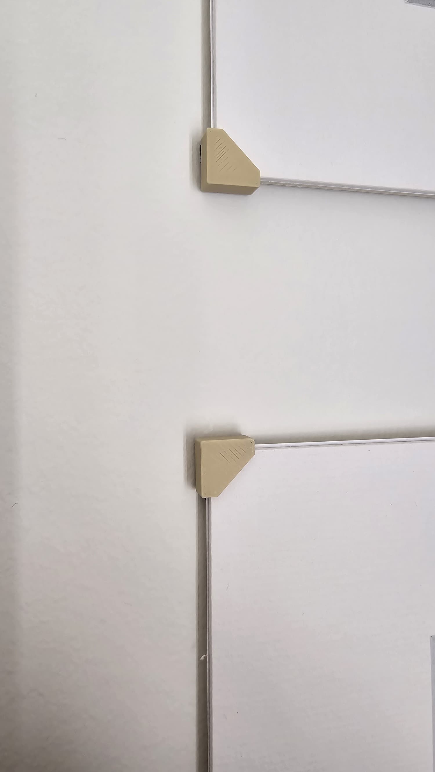 Printed corner to stick the picture to the wall